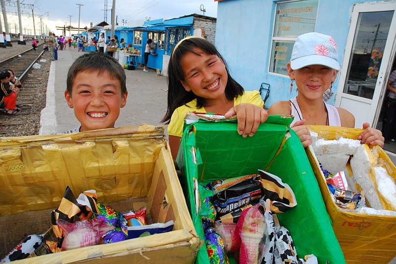 kaza-kirg0326 (11).JPG - Dzieciaki sprzedajace marożenoje na dworcu w Szarisagan. (Zdjęcie: Laura i Astronom)